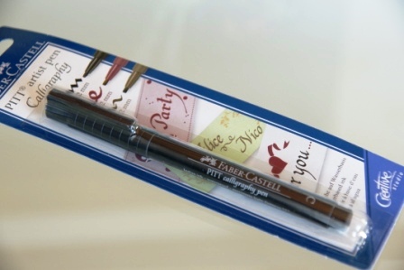 Pitt Calligraphy Pen Blister schwarz 2,5mm, Tusche auf Wasserbasis 